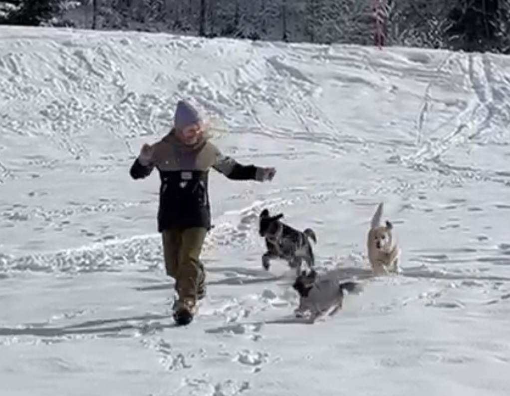 Christine Caspar mit ihren Hunden im Schnee