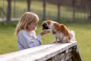 Hundetrainerin Christine Caspar mit Hündin Smiley beim Training