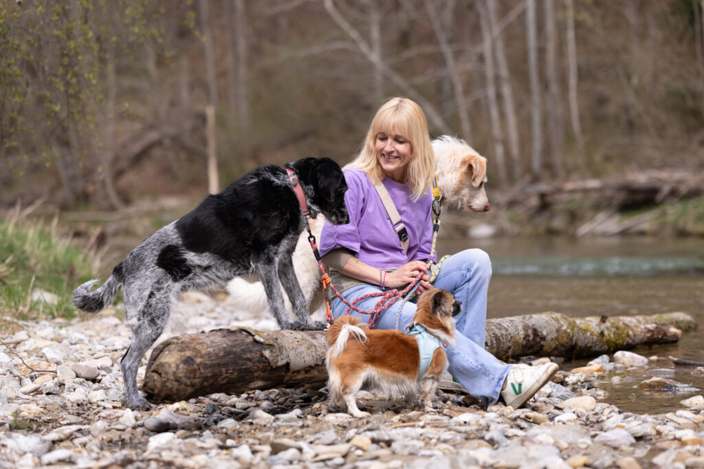 Pause am Wasser beim Dogwalking mit Hundetrainerin Christine Caspar