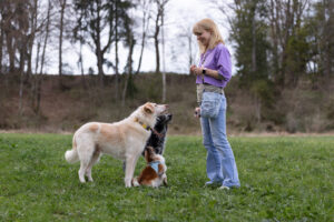 Hundetrainerin Christine Caspar mit ihren Hunden