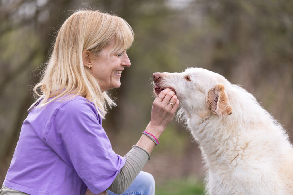 Hundesitterin Christine Caspar mit einem ihrer Hunde